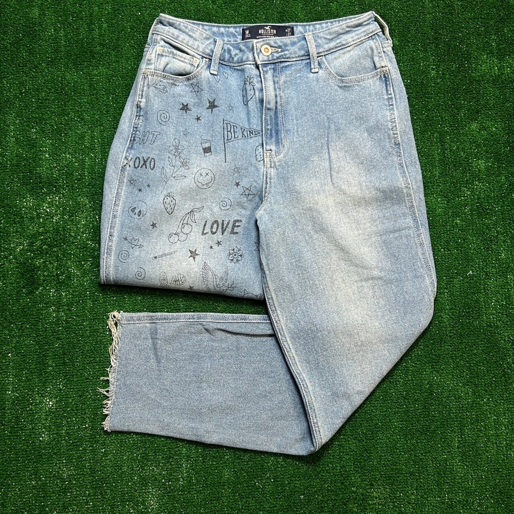 Doodle Print Hollister Ultra High-Rise Mom Jeans Light Wash 5R W27 L27